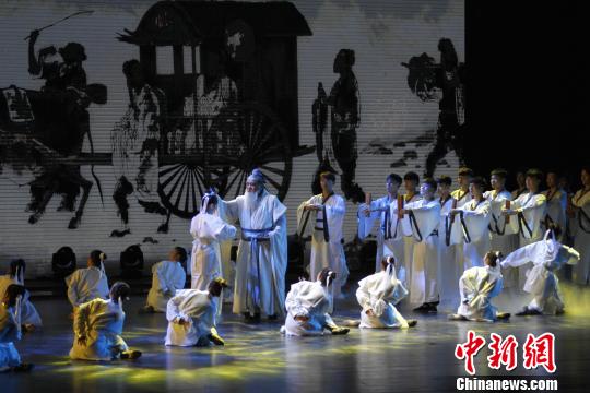 开幕式晚会将传统文化的传承、传统与现代相结合，涵盖了孔子思想、运河文化、一带一路文化等。　沙见龙 摄