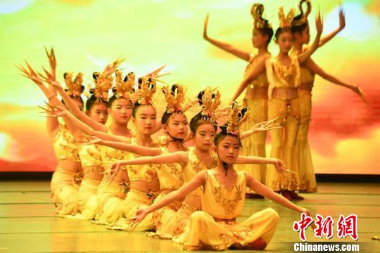 图为参赛选手表演舞蹈《千手观音》。