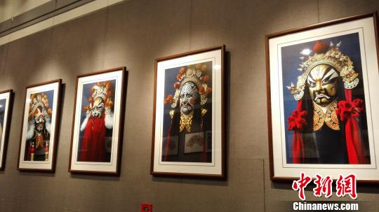 3月5日,京剧舞台脸谱艺术人才培养活动在沈阳师范大学星河剧场举行开班仪式。图为京剧脸谱展。