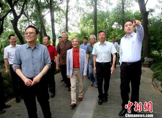 图为与会嘉宾步入启动仪式现场。　崔佳明 摄