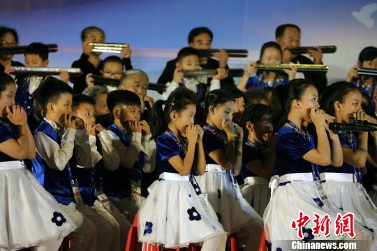 由150人组成的“北京2018口琴乐团”演奏了由冼星海作曲、白燕生先生改编的口琴大合奏《黄河》,伴随着这首恢弘的乐曲,第十二届亚太口琴节拉开了序幕。 任海霞 摄