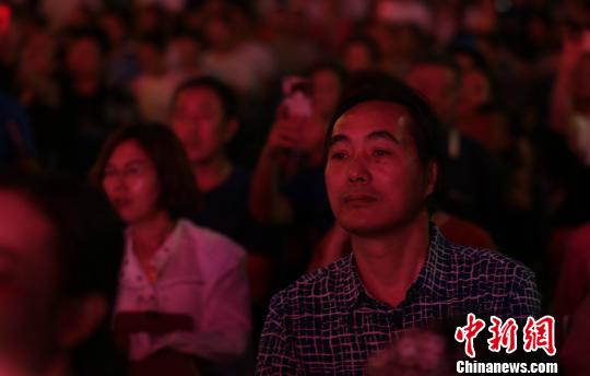 观众被精彩的表演所吸引。 杨迪 摄