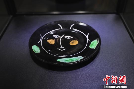 毕加索的陶瓷作品《黑色笑脸》。组委会提供