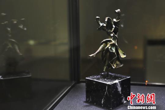 《响板卡门》是在达利位于西班牙里加港的家中浇铸制作而成,响板卡门是古代地中海地区的歌舞人物形象。组委会提供