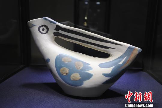 毕加索的陶瓷作品《鸽子》,底部签名,19 x 30cm。组委会提供