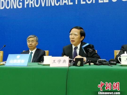 图为第十三届全国政协常务委员、山东大学儒学高等研究院执行副院长王学典介绍相关情况。 孙婷婷 摄