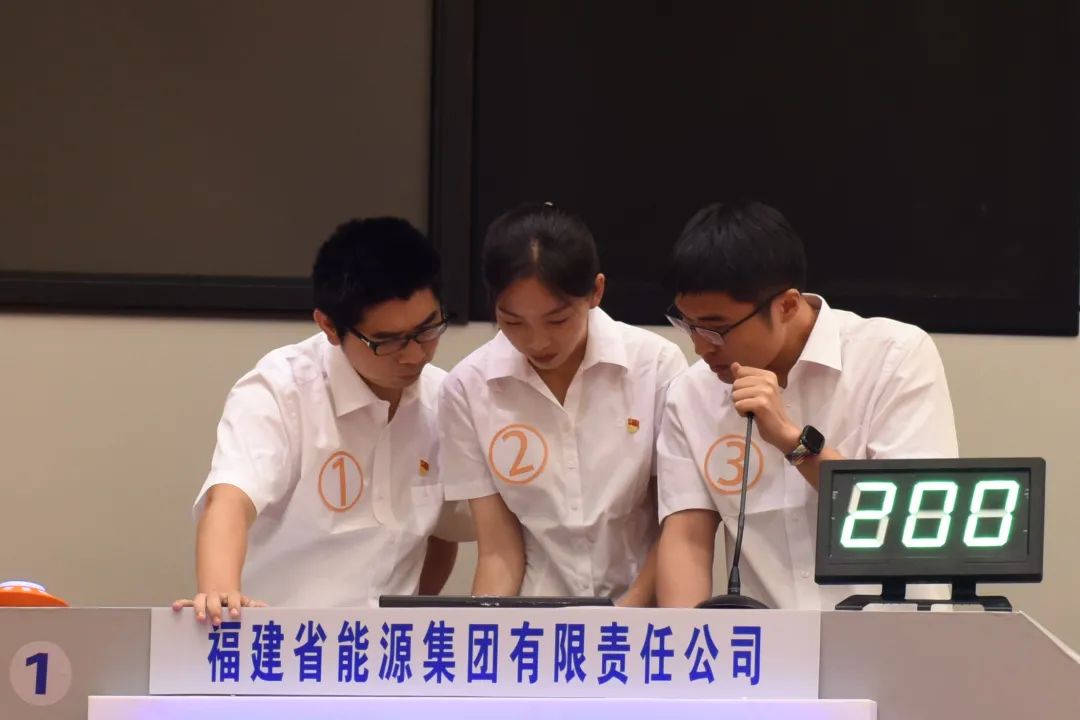 认真探讨(邢睿).JPG 图片