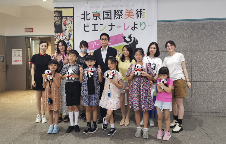 6.日本少年儿童参观展览.jpg 6.日本少年儿童参观展览.jpg