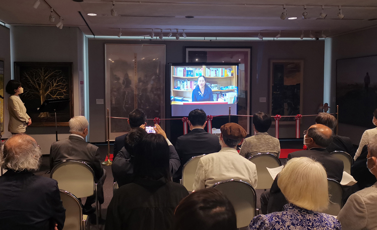 02.中国美协陶勤副书记在开幕式上以日文视频致辞.jpg 02.中国美协陶勤副书记在开幕式上以日文视频致辞.jpg