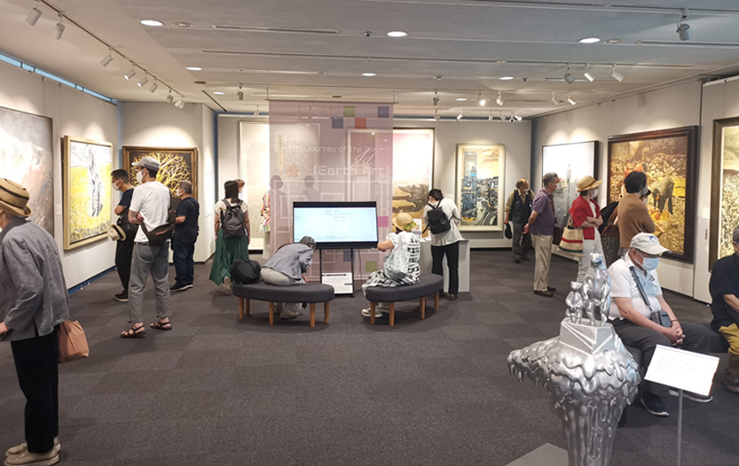 3.日本观众参观展览.jpg 3.日本观众参观展览.jpg