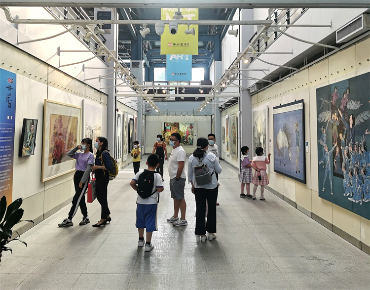 4.中山观众欣赏展览2.jpg 4.中山观众欣赏展览2.jpg