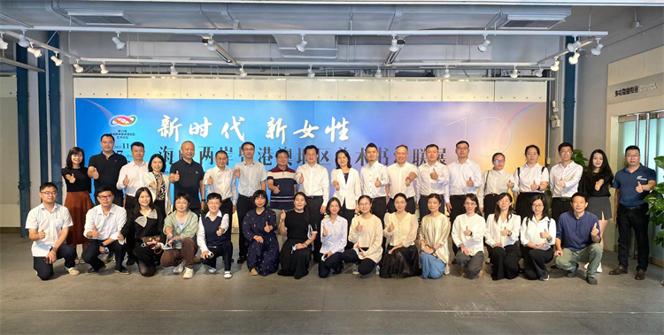 1.中山市领导及当地部分美术家在展场合影.jpg 1.中山市领导及当地部分美术家在展场合影.jpg