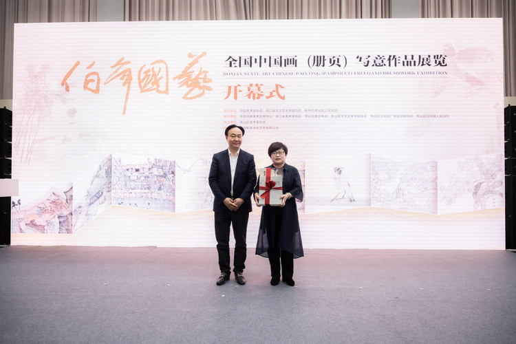 10.瓜沥镇人大主席钟祥明为任伯年小学赠送“伯年国艺”历届画册.jpg 10.瓜沥镇人大主席钟祥明为任伯年小学赠送“伯年国艺”历届画册.jpg