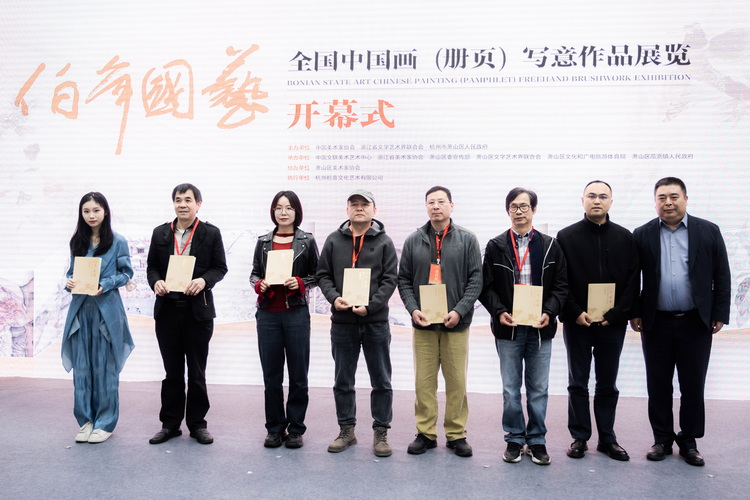 7.浙江省文联二级巡视员、省美术家协会副主席骆献跃为入展作品作者代表颁发证书.jpg 7.浙江省文联二级巡视员、省美术家协会副主席骆献跃为入展作品作者代表颁发证书.jpg