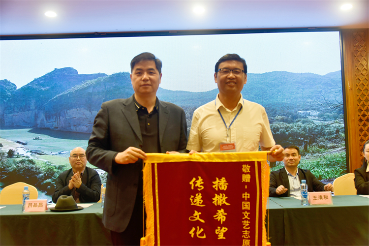 6 鹰潭文联主席王军向中国文艺志愿者协会代表蒲强赠送锦旗.jpg 6 鹰潭文联主席王军向中国文艺志愿者协会代表蒲强赠送锦旗.jpg