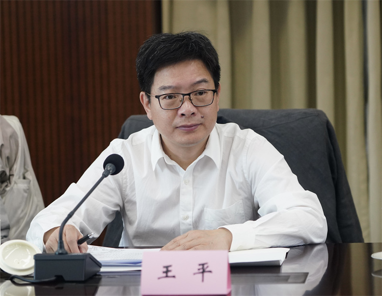 9.王平副秘书长主持开班仪式并做总结发言.jpg 9.王平副秘书长主持开班仪式并做总结发言.jpg