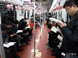 “偷拍”北京地铁上的读书人：当赞美和质疑从四面八方赶来